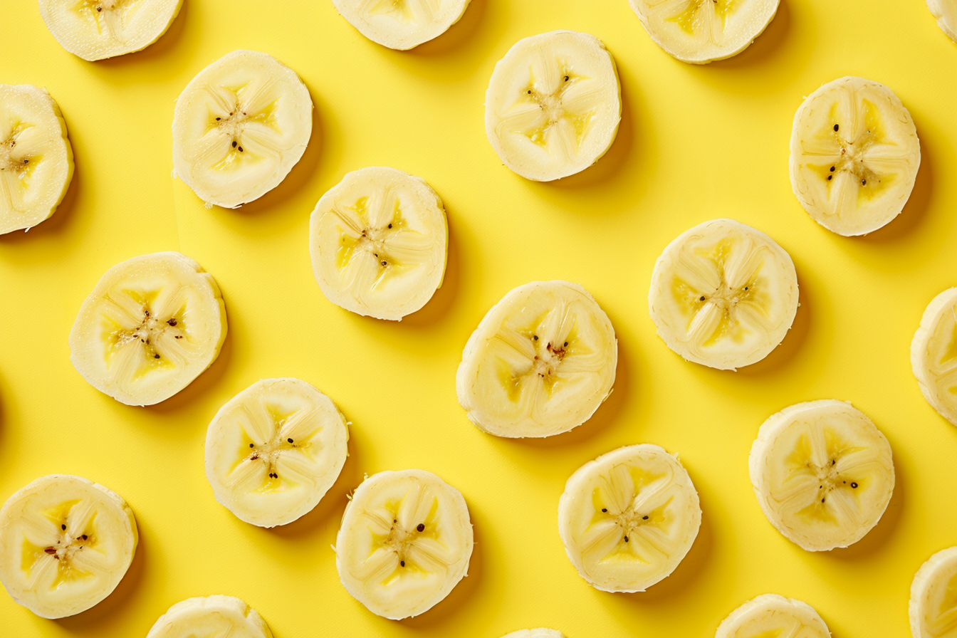 Image gratuite Tranches de banane sur fond jaune pastel 5