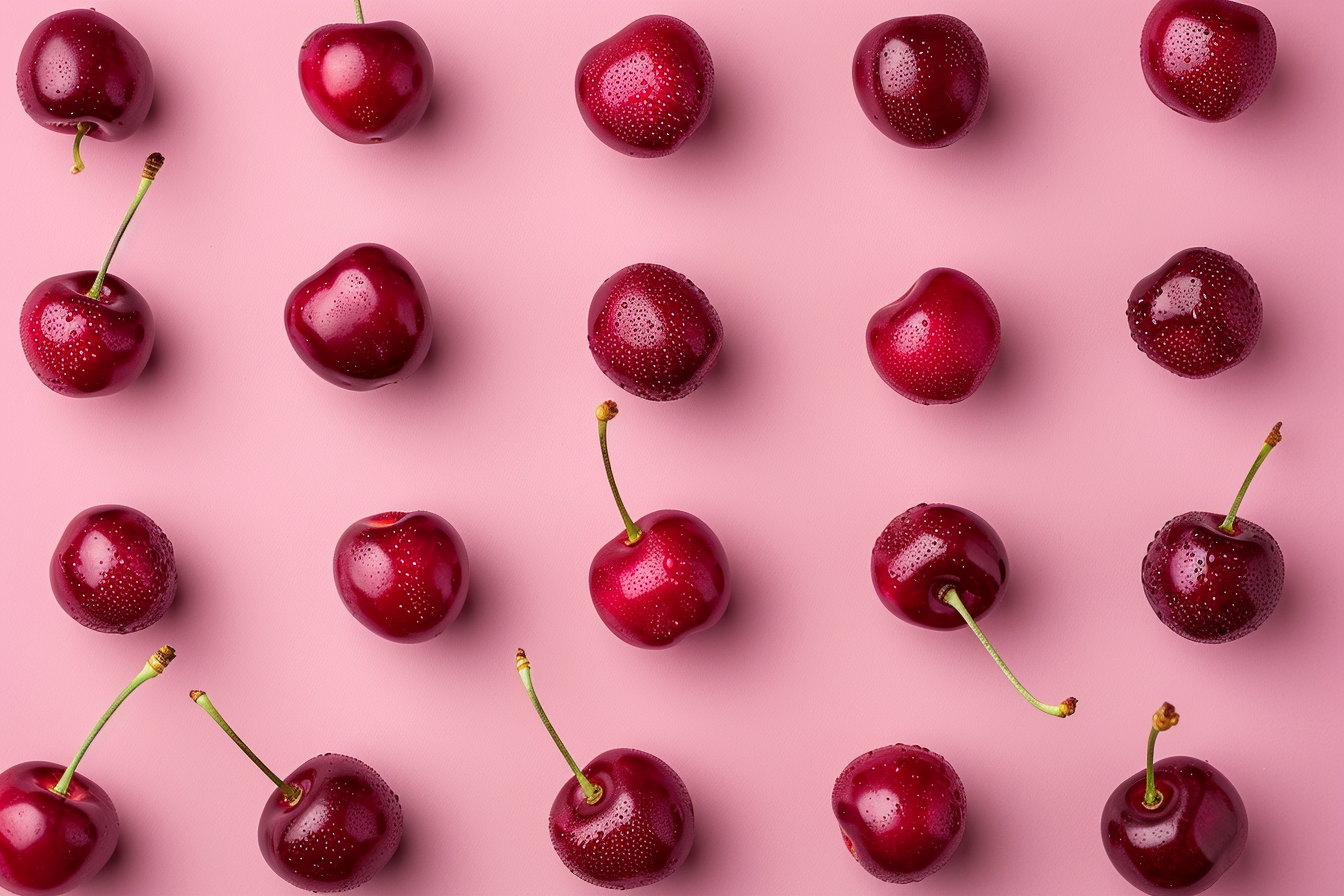 Image gratuite Tranches de cerises sur fond rose pastel 1