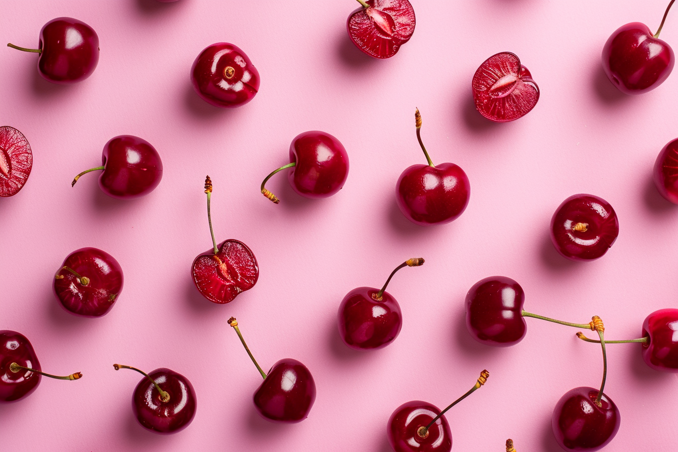 Image gratuite Tranches de cerises sur fond rose pastel 5