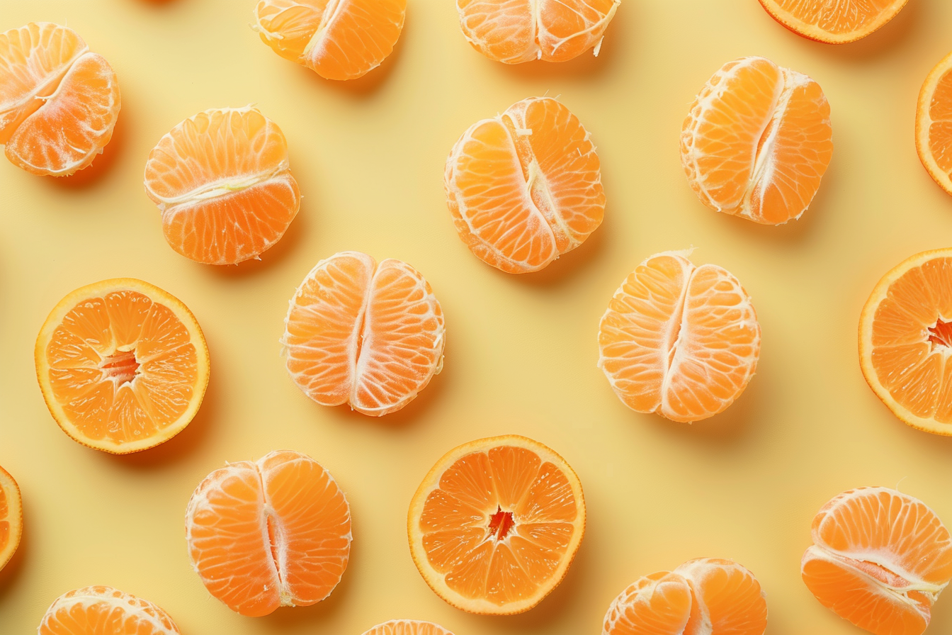 Image gratuite Tranches de clémentine sur fond jaune pastel 1