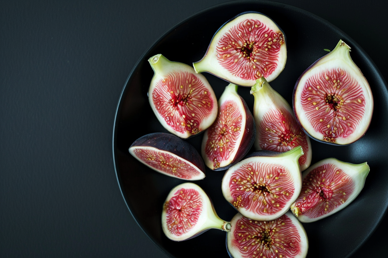 Image gratuite Tranches de figue dans bol sur fond noir 2