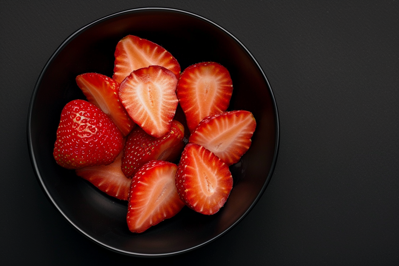 Image gratuite Tranches de fraise dans bol sur fond noir 4