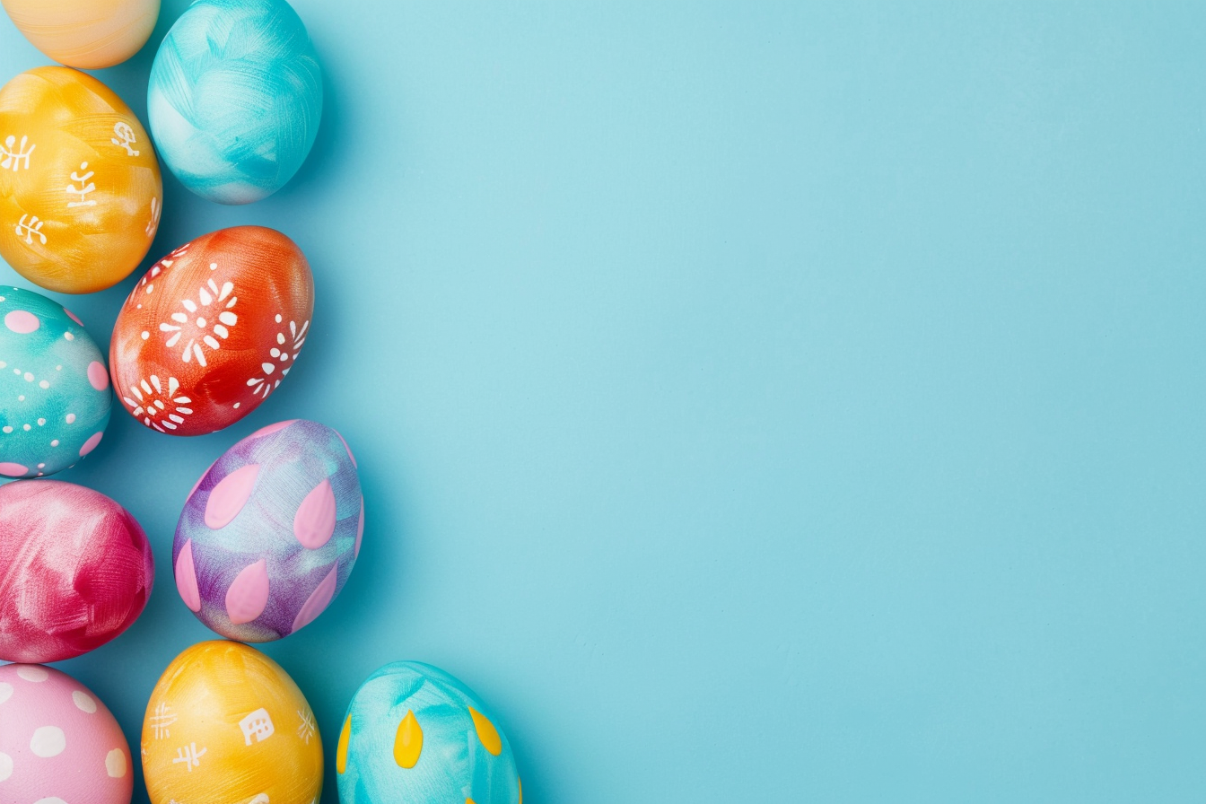 Image gratuite Œufs colorés, fond bleu clair 2
