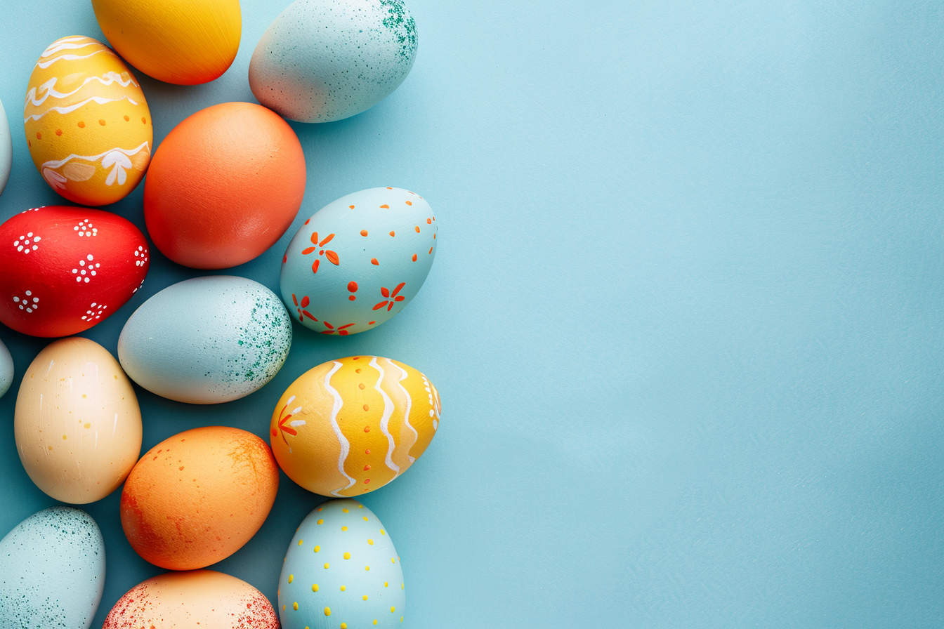 Image gratuite Œufs colorés, fond bleu clair 3
