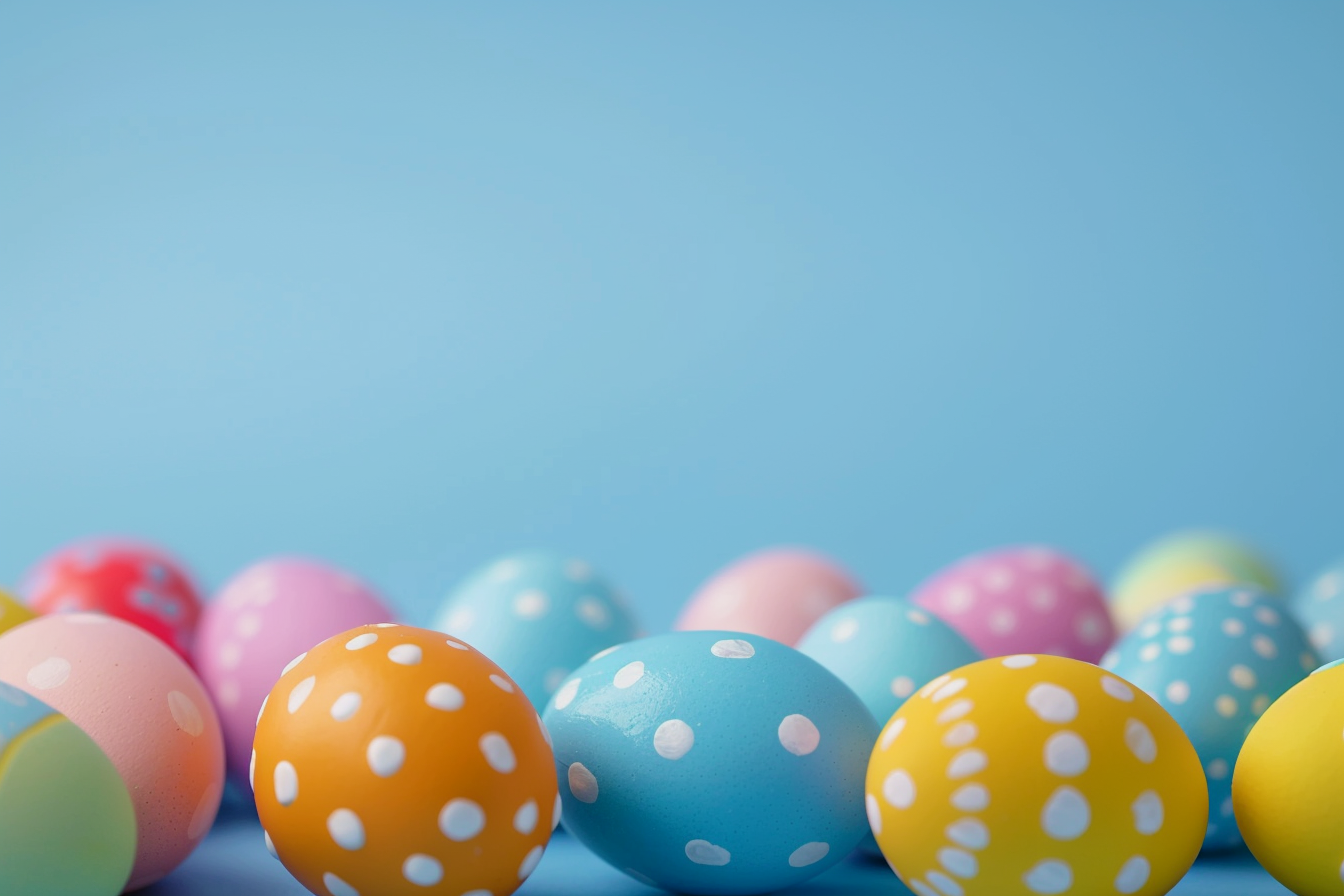 Image gratuite Œufs colorés, fond bleu clair 6