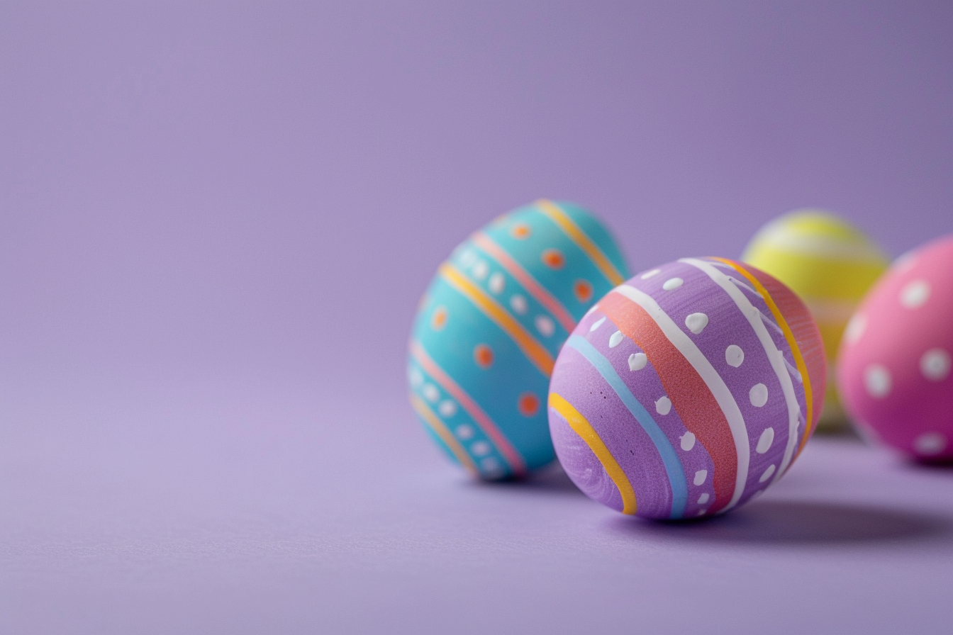 Image gratuite Œufs colorés, fond violet 1