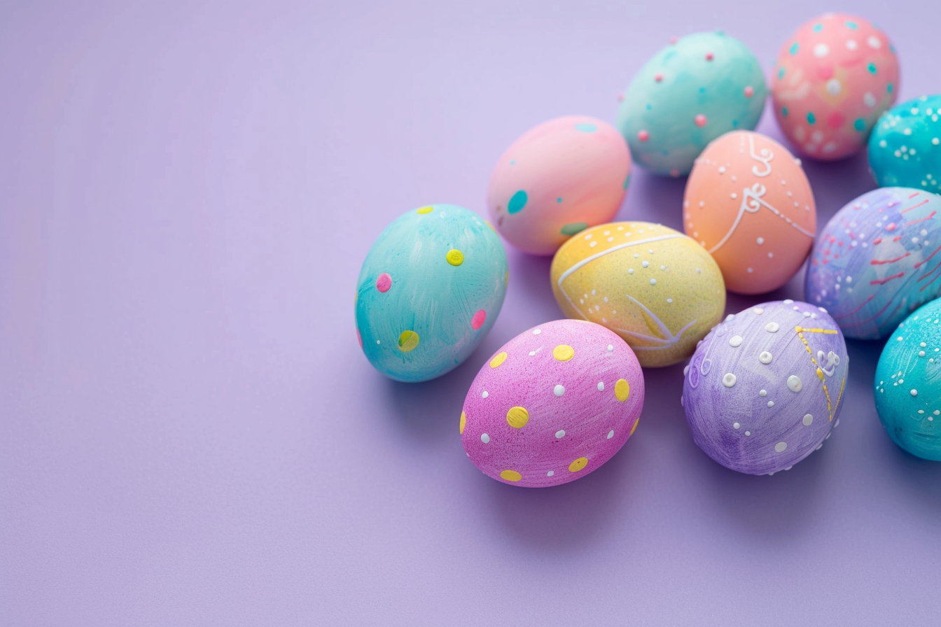 Image gratuite Œufs colorés, fond violet 4