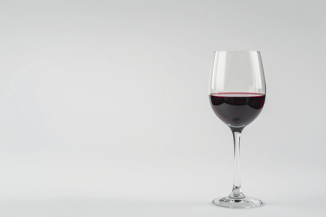 Image gratuite Verre de vin rouge sur fond blanc 1